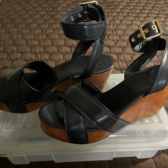 Tory Burch Blue Leather Sandal with Gold Medallion - Picture 3 of 4